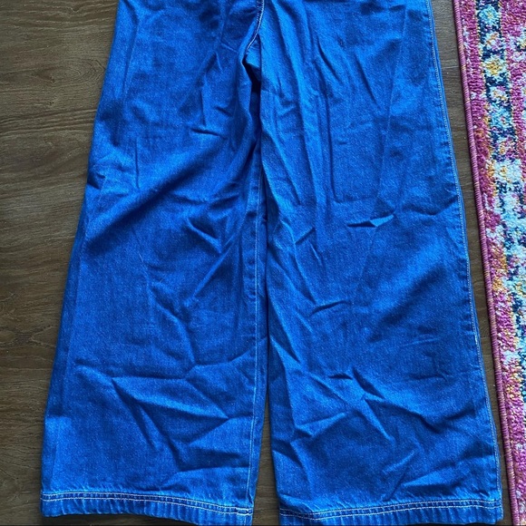 Urban outfitters flare high wasted jeans. They are soft and light - Picture 2 of 4